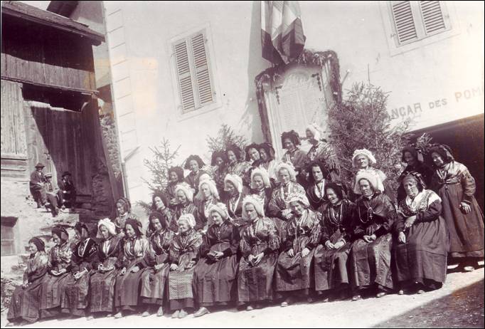 Avancheraines en costume "traditionnel" 