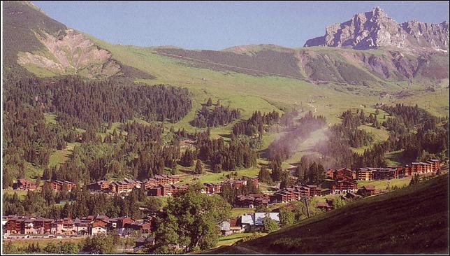 Valmorel, dominée à droite, par le Grand Niélard